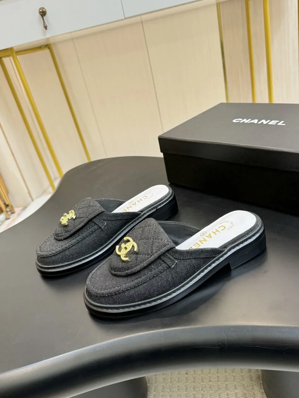 👟👟Ex-factory price 560👟👟 🔥🔥🔥Xiaoxiang official website synchronizes the high version of CHANEL 2025 Chanel top buckle exposed heel shoes, a must-have hot style for early spring, the goddess series, with the elegant and ladylike temperament of the fragrance family, super durable, irresistible, and exciting... ▪️The upper is imported sheepskin ▪️Inside imported sheep lining (same as the original) ▪️Original model opening, genuine leather outsole🇮🇹 ▪️Standard code 35- 41 42 Customized, non-returnable